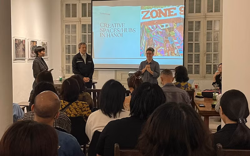 Một cuộc tọa đàm, trao đổi về nghệ thuật tại không gian sáng tạo Manzi (Hà Nội).