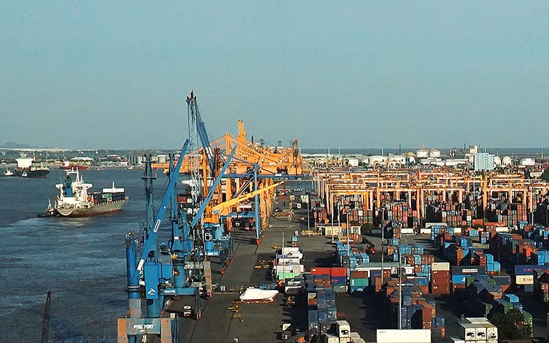 Bốc xếp hàng hóa tại cảng Đình Vũ, thành phố Hải Phòng. (Ảnh Đức Anh)