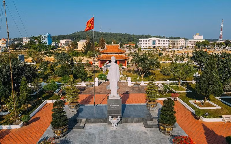 Tượng đài Bác Hồ trong khuôn viên khu di tích. (Ảnh Phòng Văn hóa và Thông tin huyện Cô Tô) 