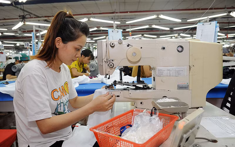 May áo xuất khẩu ở Công ty cổ phần Tổng công ty May Bắc Giang. (Ảnh TRẦN HẢI) 