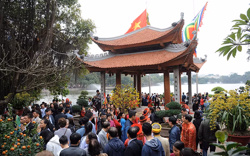  Người dân vãn cảnh đền Ngọc Sơn (TP Hà Nội). (Ảnh TRẦN HẢI) 