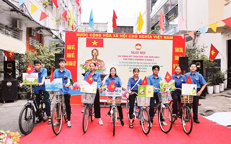 Trao xe đạp tặng các em học sinh nghèo trong Ngày hội Đại đoàn kết dân tộc tại Khu phố 5, Phường 9, Quận 5. 