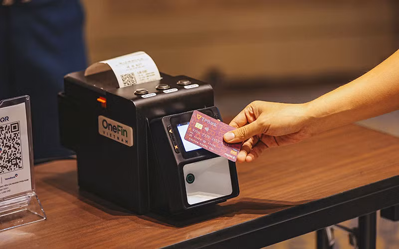 Thanh toán phí giao thông bằng thẻ ngân hàng.