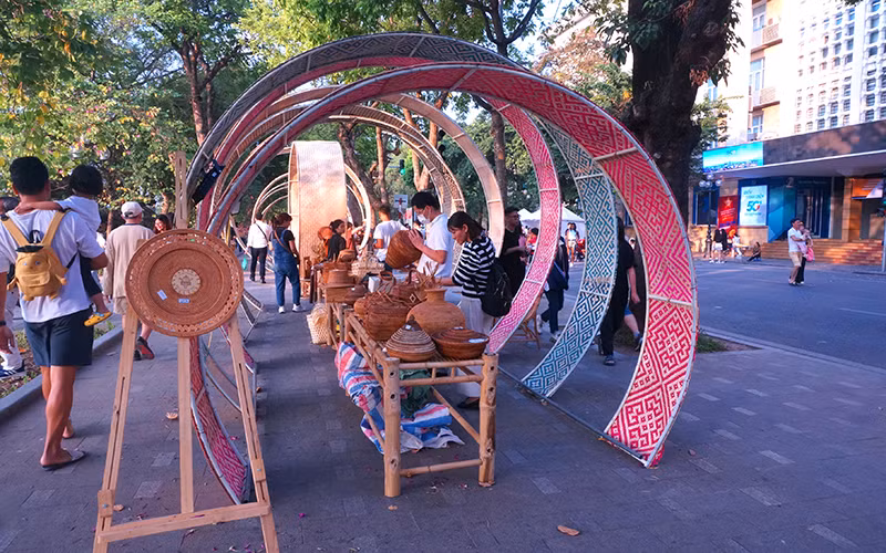 Khách tham quan trải nghiệm những thiết kế sáng tạo làm từ mây tre đan của các làng nghề trong Lễ hội Thiết kế sáng tạo Hà Nội 2022.