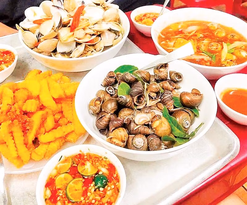 Ốc cay - món ăn mà du khách tới Hải Phòng không thể bỏ lỡ.