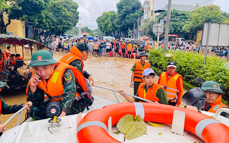 Lực lượng vũ trang Quân khu 2 cứu giúp dân vùng lũ ở TP Yên Bái. 