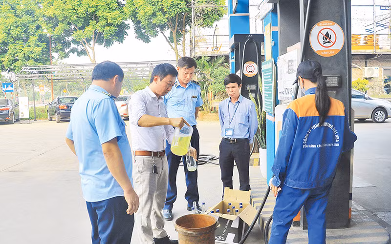 Đoàn công tác liên ngành của tỉnh Vĩnh Phúc kiểm tra chất lượng xăng dầu tại một cơ sở kinh doanh.