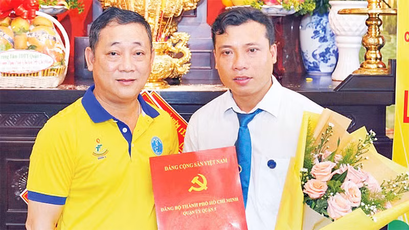 Bí thư Chi bộ, Giám đốc Trung tâm Thể dục Thể thao Quận 5 Nguyễn Ngọc Tú và vận động viên Huỳnh Khắc Nguyên tại lễ kết nạp đảng viên.