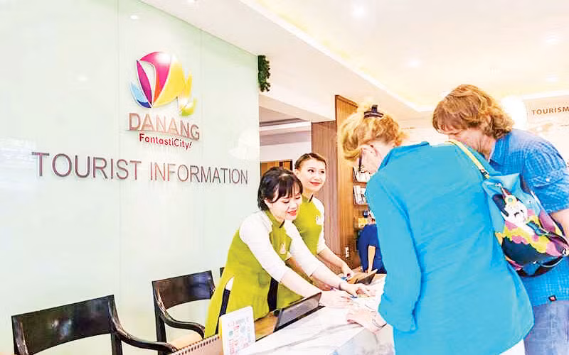 Nhân viên Trung tâm hỗ trợ du khách Đà Nẵng giới thiệu thông tin các nền tảng số cho du khách.
