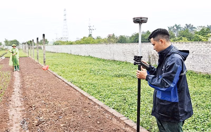 Cắm mốc giới tuyến đường Vành đai 4-Vùng Thủ đô đoạn qua địa bàn huyện Thường Tín. (Ảnh Duy Linh)