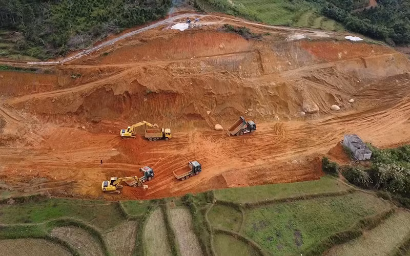 Thi công dự án đường du lịch từ thành phố Bắc Kạn đi hồ Ba Bể. (Ảnh TUẤN SƠN)