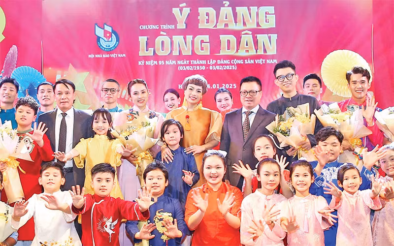 Đồng chí Lê Quốc Minh và các đại biểu, nghệ sĩ tham dự chương trình “Ý Đảng, lòng dân”. (Ảnh SƠN HẢI)