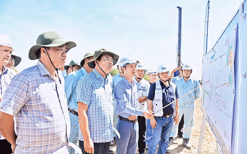 Đoàn công tác lãnh đạo tỉnh Cà Mau kiểm tra thực tế tại Dự án thành phần cao tốc, đoạn qua địa bàn tỉnh.