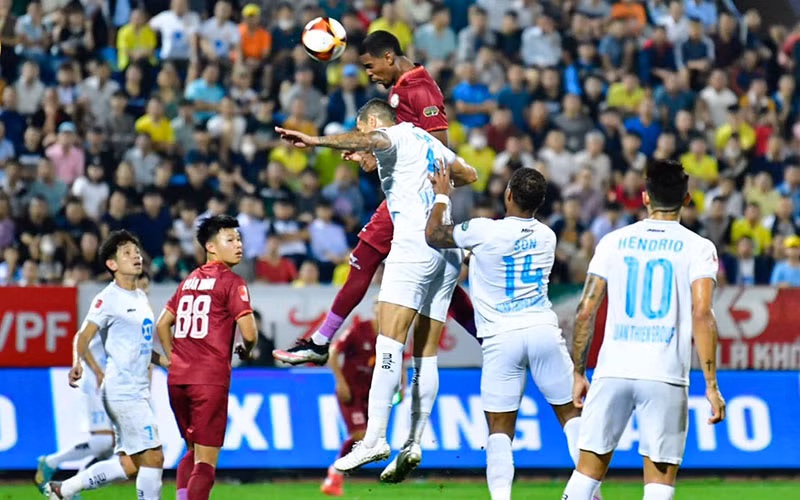 Thép Xanh Nam Định (áo trắng) bất ngờ thua Merry Land Quy Nhơn Bình Định 2-4. (Ảnh FBBĐ)