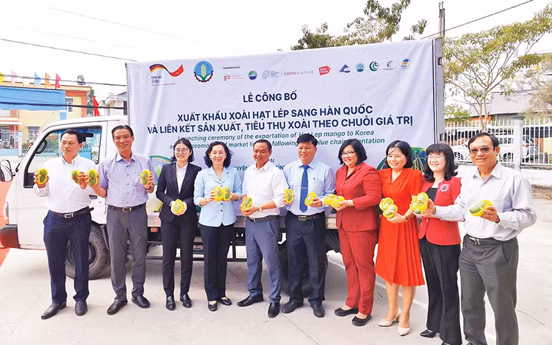 Lễ công bố xuất khẩu lô xoài hạt lép sang Hàn Quốc.