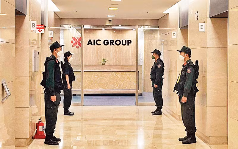 Cơ quan chức năng khám xét trụ sở Công ty AIC. Nguồn: Vietnam+