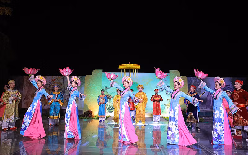 Biểu diễn nghệ thuật phục vụ khách du lịch tại Hoàng thành Thăng Long.