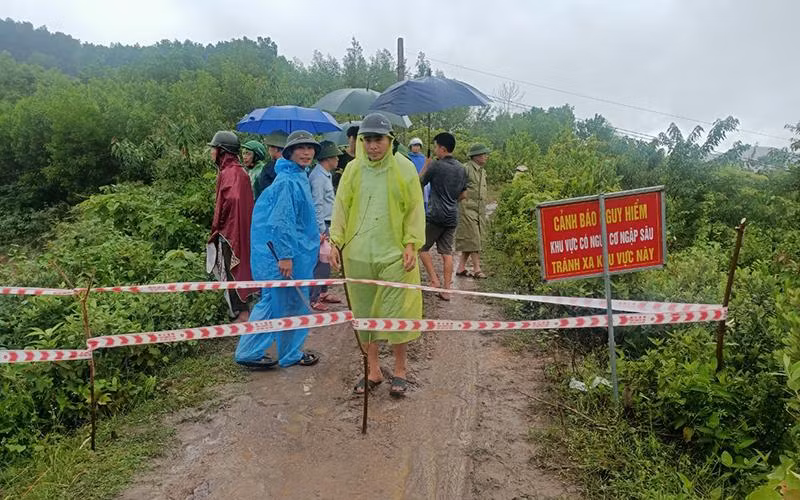 Huyện Vũ Quang (Hà Tĩnh) đặt biển cảnh báo tại vị trí tháo nước đập Khe Xai đểngười dân chủ động né tránh rủi ro.