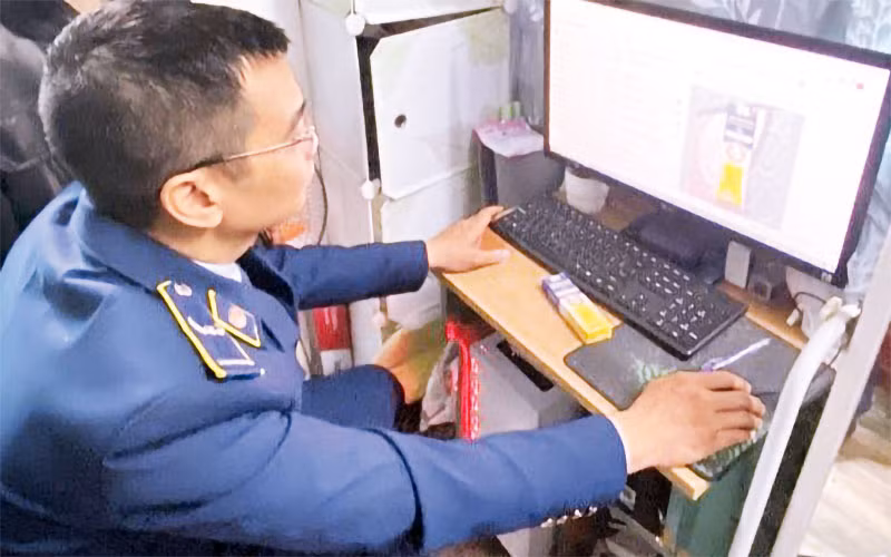 Lực lượng chức năng kiểm tra việc kinh doanh thuốc giả mạo nhãn hiệu MR.DAFLON trên các nền tảng bán hàng trực tuyến.