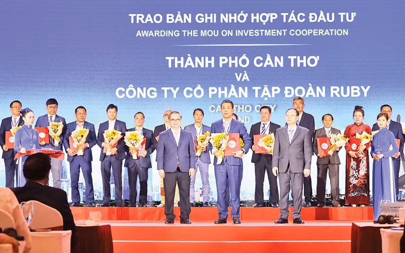 Lãnh đạo thành phố Cần Thơ trao bản ghi nhớ hợp tác đầu tư cho doanh nghiệp tại hội nghị công bố quy hoạch.