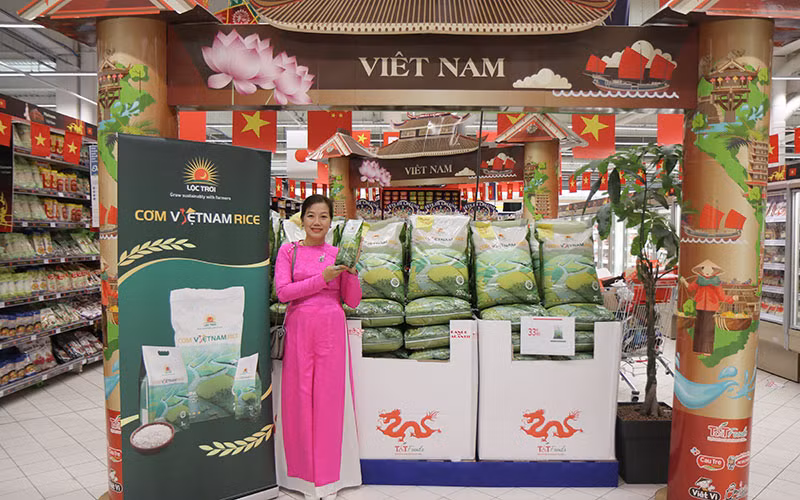 Gạo “Cơm ViệtNam Rice” lên kệ chuỗi siêu thị của tập đoàn phân phối bán lẻ hàng đầu nước Pháp E.leclerc và hệ thống phân phối Carrefour. (Ảnh MINH AN)