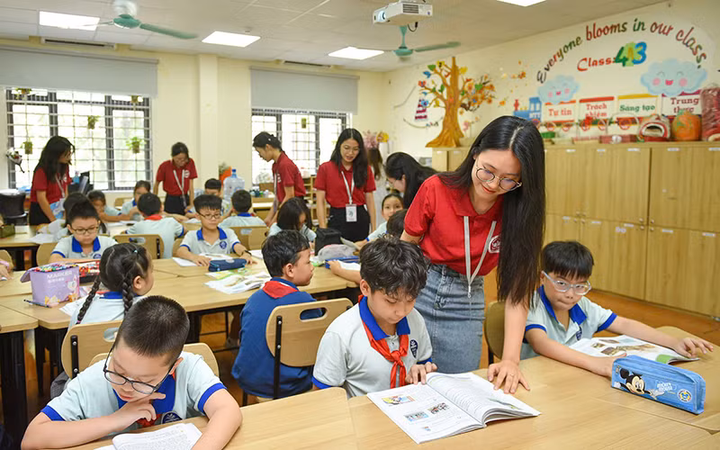 Sinh viên Khoa Giáo dục tiểu học, Trường đại học Sư phạm Hà Nội thực hành tại trường tiểu học. (Ảnh QUANG PHONG)