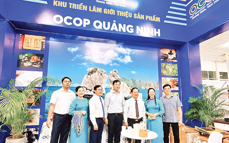 Gian hàng giới thiệu các sản phẩm OCOP đặc sắc của Quảng Ninh tại Hội chợ.