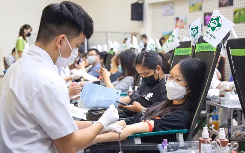 Tham gia hiến máu tình nguyện tại Viện Huyết học-Truyền máu Trung ương. (Ảnh THÙY TRANG) 
