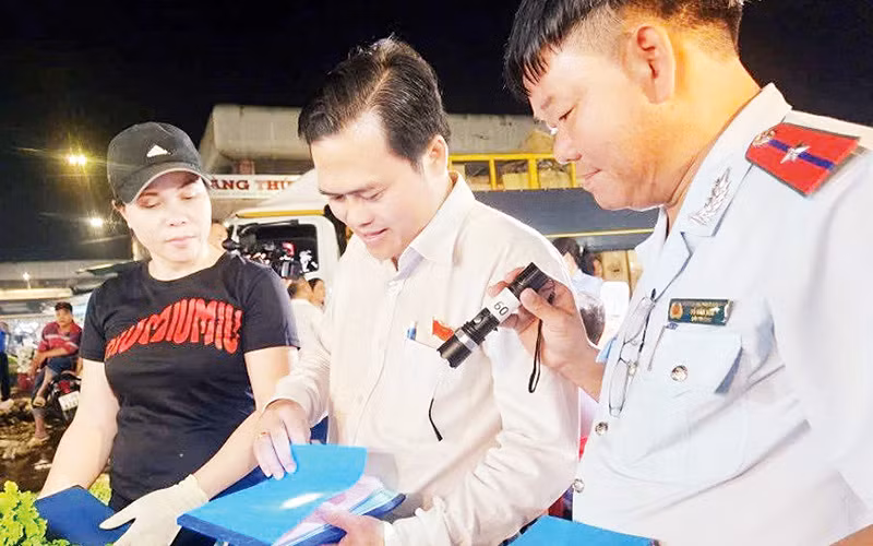 Đoàn giám sát của Ban Văn hóa-Xã hội, Hội đồng nhân dân Thành phố Hồ Chí Minh kiểm tra, giám sát chất lượng nông sản tại chợ đầu mối nông sản-thực phẩm Thủ Đức. 