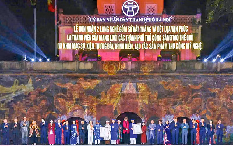 Chủ tịch Hội đồng Thủ công Thế giới trao chứng nhận 2 làng nghề “Gốm sứ Bát Tràng” và “Dệt lụa Vạn Phúc” là thành viên của Mạng lưới các Thành phố thủ công sáng tạo Thế giới. (Ảnh THÀNH NGUYỄN)