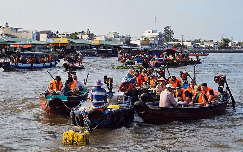 Du khách tham quan Chợ nổi Cái Răng, Cần Thơ. (Ảnh ĐỨC HOÀNG)