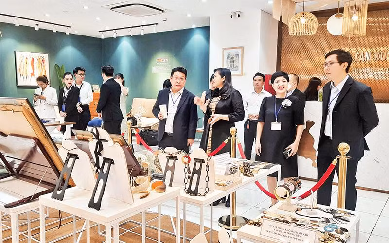 Đại diện các doanh nghiệp Singapore tham quan, tìm hiểu cơ hội đầu tư tại Showroom Trung tâm Xúc tiến thương mại và Đầu tư Thành phố Hồ Chí Minh.