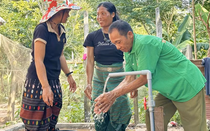 Người dân xã Thượng Trạch, huyện Bố Trạch (Quảng Bình) dùng nước sạch từ công trình nước do Bộ đội Biên phòng tặng.