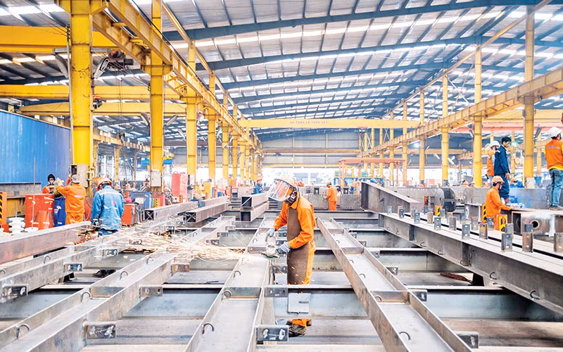 Công nhân tại Nhà máy sản xuất (Khu công nghiệp An Hạ, huyện Bình Chánh) thuộc Công ty cổ phần Cơ khí xây dựng thương mại Đại Dũng tất bật sản xuất đầu năm.