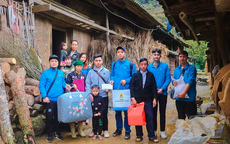Đại diện Công đoàn Công ty TNHH Luxshare ICT Vân Trung (tỉnh Bắc Giang) đến tận gia đình công nhân ở tỉnh Hà Giang trao quà Tết.