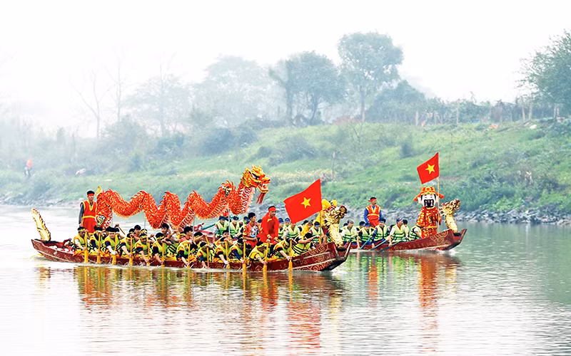 Các đội bơi thực hiện chặng đua theo nghi lễ trình thủy phủ long vương. 