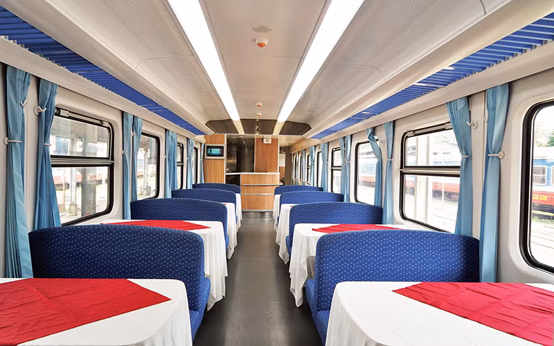 Nội thất phòng ăn phục vụ khách đi tàu. (Ảnh: THẾ ANH)