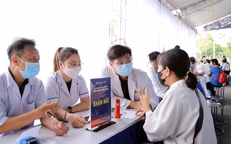 Các y, bác sĩ tình nguyện khám bệnh miễn phí cho thanh niên công nhân tại thành phố Cần Thơ.