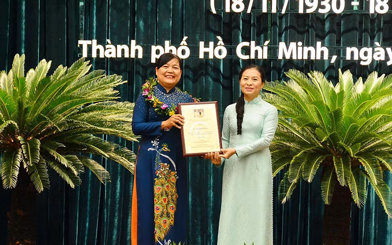 Lãnh đạo Ủy ban Mặt trận Tổ quốc Thành phố Hồ Chí Minh trao giải thưởng Đại đoàn kết toàn dân tộc Thành phố Hồ Chí Minh năm 2022 tặng bà Lê Thị Thu Trà (bên trái).