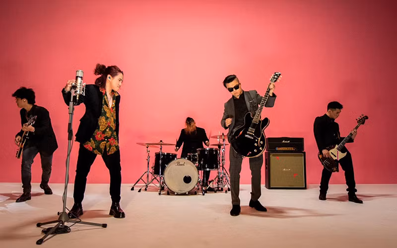 Ban nhạc Ngũ Cung từng hát lại nhiều ca khúc cách mạng với phong cách rock thu hút khán giả. (Ảnh FANPAGE NGŨ CUNG) 