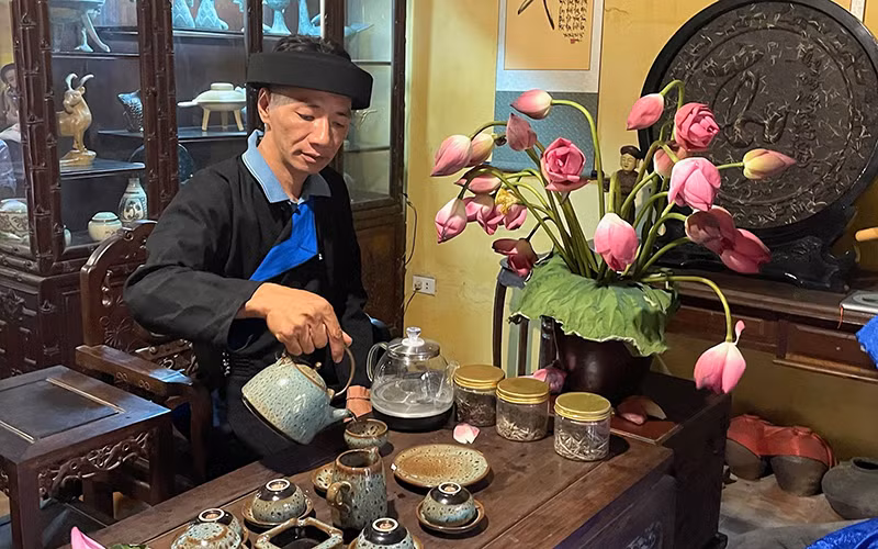 Chủ nhiệm Hợp tác xã Trà shan tuyết cổ thụ xã Quảng Ngần Đặng Văn Quân giới thiệu sản phẩm trà.