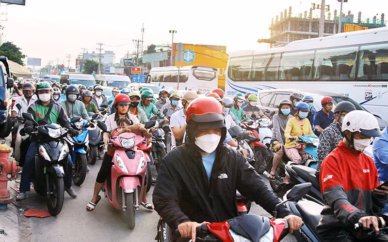 Tình trạng kẹt xe thường xuyên trên tuyến đường huyết mạch nối Thành phố Hồ Chí Minh và tỉnh Bình Dương. (Ảnh THẾ ANH) 