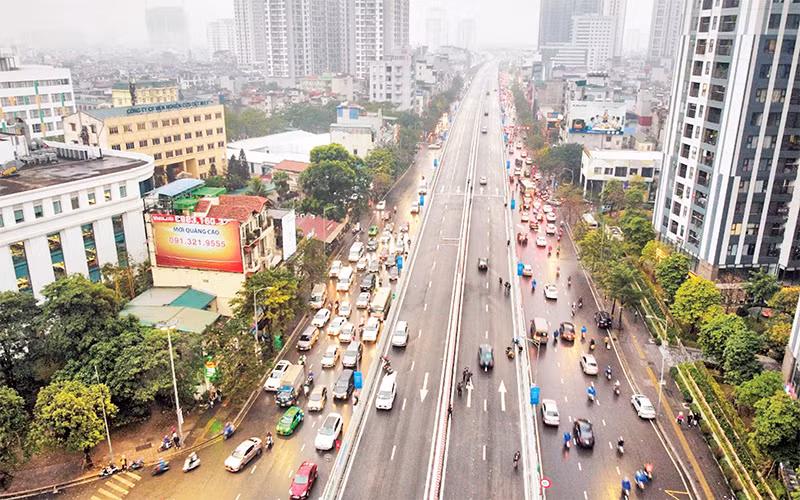 Dự án đường Vành đai 2, đoạn Vĩnh Tuy-Ngã Tư Vọng (cả đường trên cao và đường dưới thấp được khánh thành và đưa vào sử dụng đã hoàn thành toàn bộ trục giao thông quan trọng của Thủ đô. (Ảnh MINH HÀ)