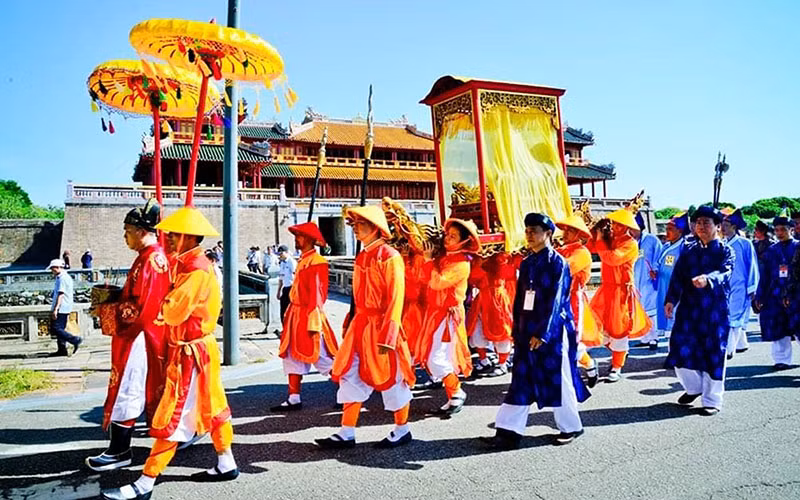 Nghinh rước long vị vua Hàm Nghi từ Thế Miếu đại nội Huế về an vị và thờ phụng tại đền thờ ở Di tích thành Tân Sở.