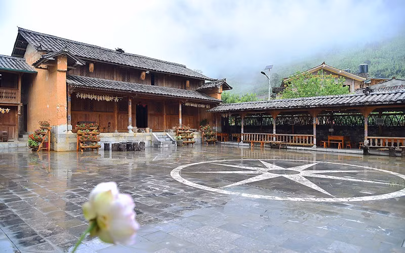 Ngôi nhà có kiến trúc truyền thống của đồng bào dân tộc H'mông tại Làng văn hóa du lịch cộng đồng dân tộc H'mông, thôn Pả Vi Hạ, xã Pả Vi, huyện Mèo Vạc, tỉnh Hà Giang. (Ảnh MỸ HÀ)