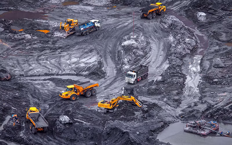 Khai thác vận chuyển than lộ thiên tại mỏ Đèo Nai.