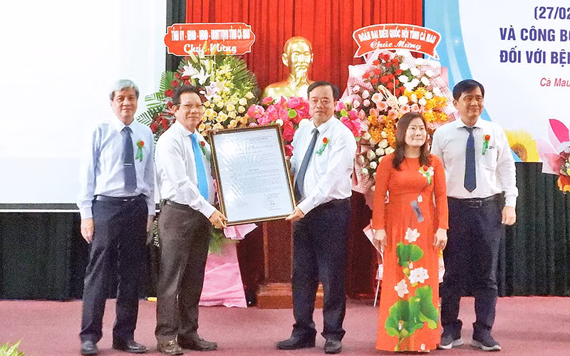 Chủ tịch Ủy ban nhân dân tỉnh Cà Mau trao quyết định nâng lên hạng I đối với Bệnh viện đa khoa Cà Mau.
