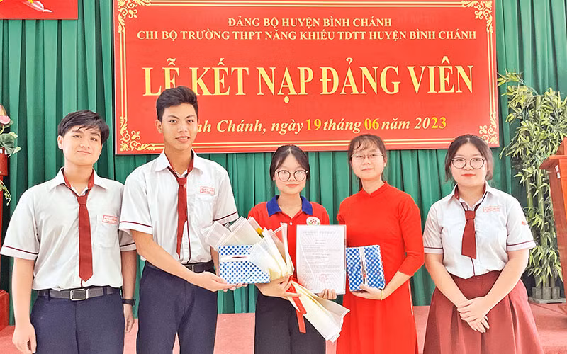 Một buổi kết nạp Đảng cho giáo viên, học sinh tại Trường trung học phổ thông Năng khiếu thể dục thể thao huyện Bình Chánh, Thành phố Hồ Chí Minh.
