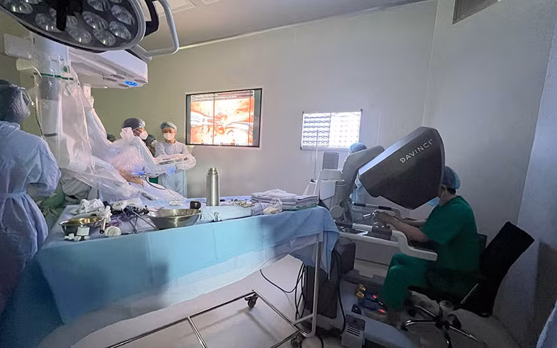 Ca phẫu thuật bằng robot điều trị ung thư phổi cho người bệnh do các bác sĩ Bệnh viện K và chuyên gia nước ngoài phối hợp thực hiện. (Ảnh THÁI HÀ)