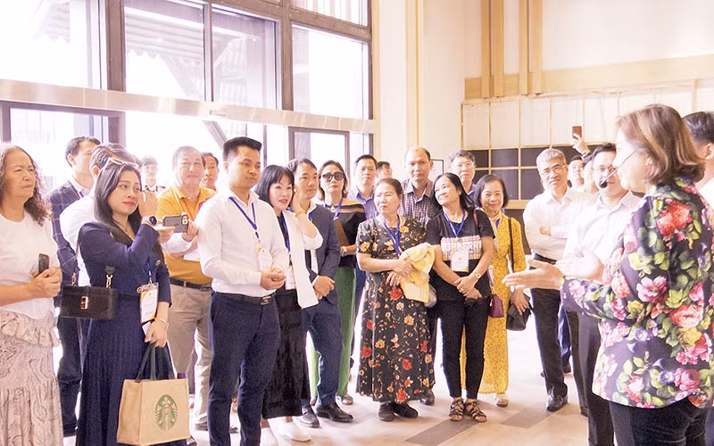 Đoàn kiều bào các nước về tham quan, nghỉ dưỡng tại huyện Thanh Thủy.